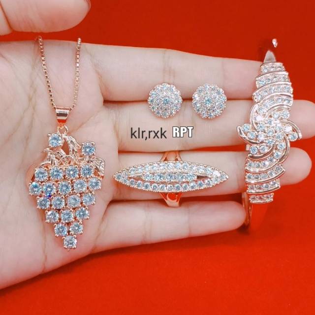 Replika berlian micro diamond,persis seperti aslinya,awet,tahan lama Gratis box beli 1set