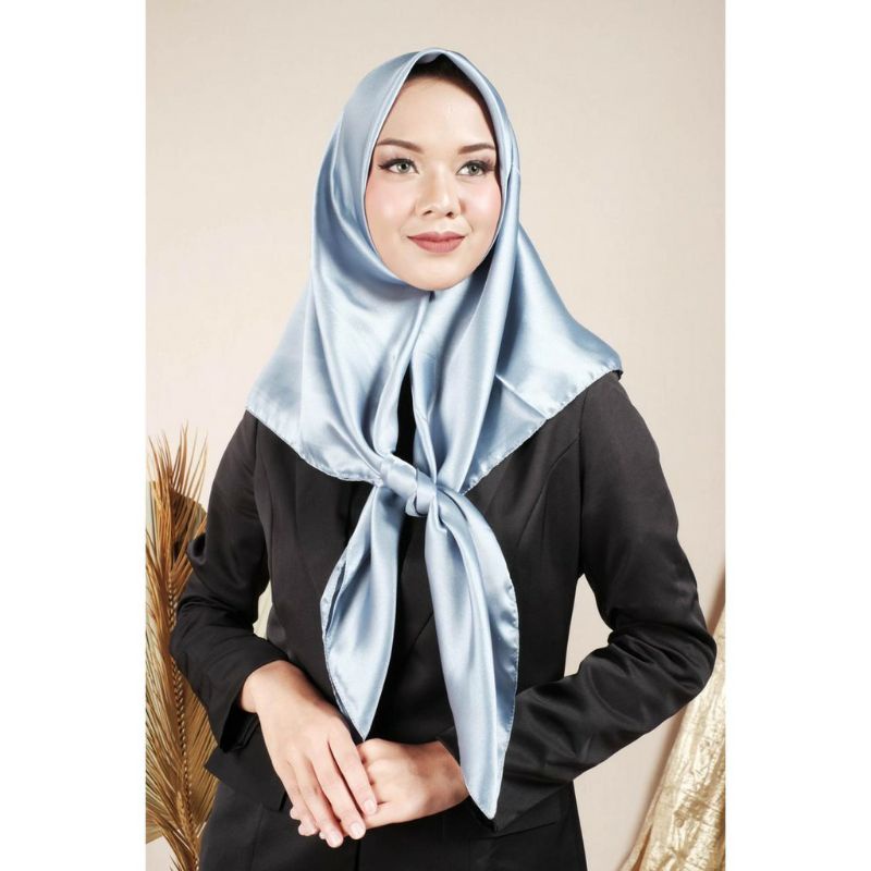 GLOWING SMOOTH Hijab Satin Charmus Kerudung Segiempat