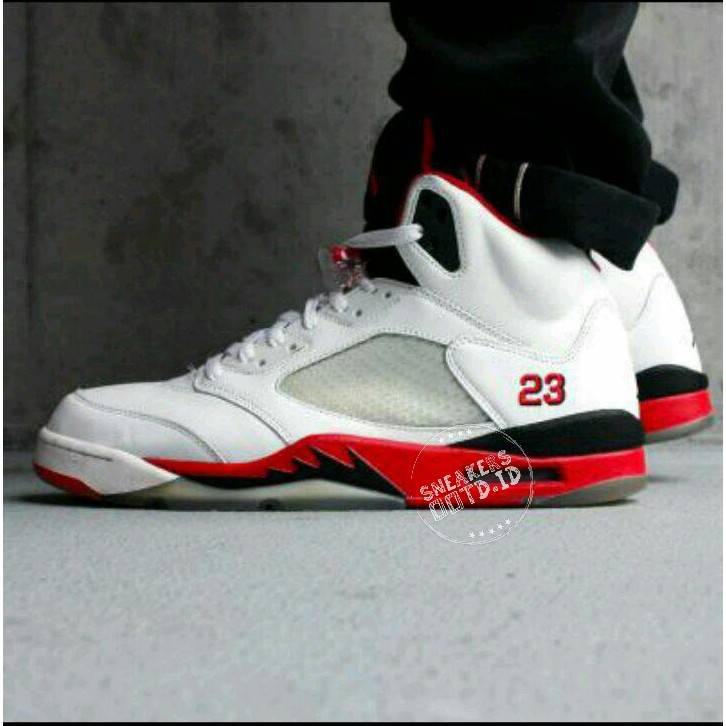 Separu basket air jordan v putih