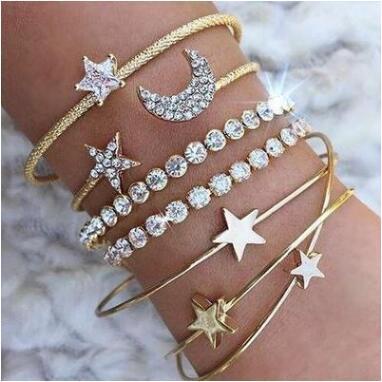 4pcs / Set Gelang Bangle Warna Emas Hias Kristal Bentuk Hati Bintang Bulan Untuk Wanita