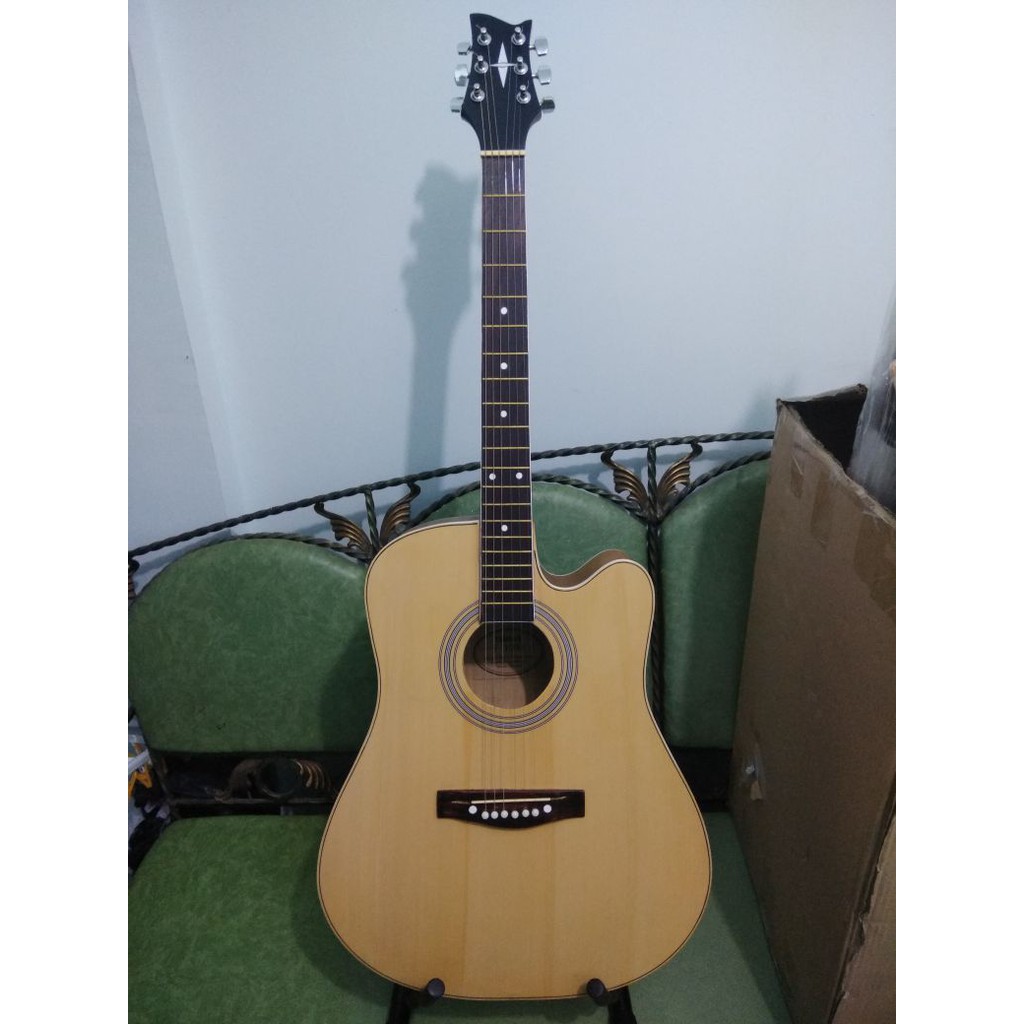 Gitar Akustik Merk Yamaha Model Jumbo Warna Natural