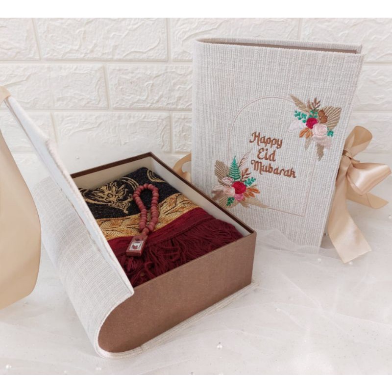 

HARDBOX IDUL FITRI / HARDBOX BUKU LEBARAN / HARDBOX KANVAS BORDIR / BOX HAMPERS LEBARAN / PARCEL LEBARAN / BINGKISAN LEBARAN