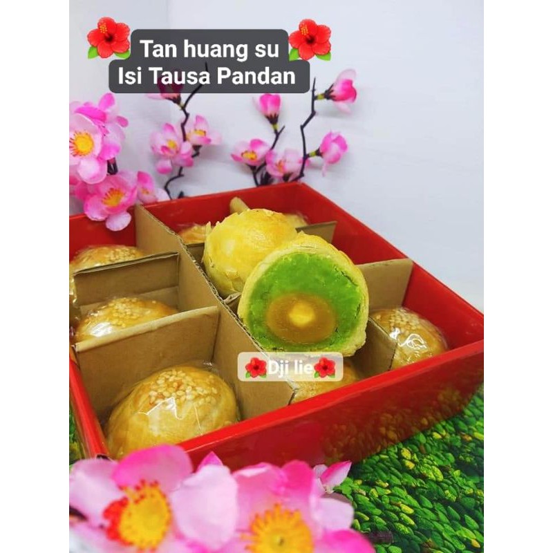 

moon cake...isi telor asin pandan