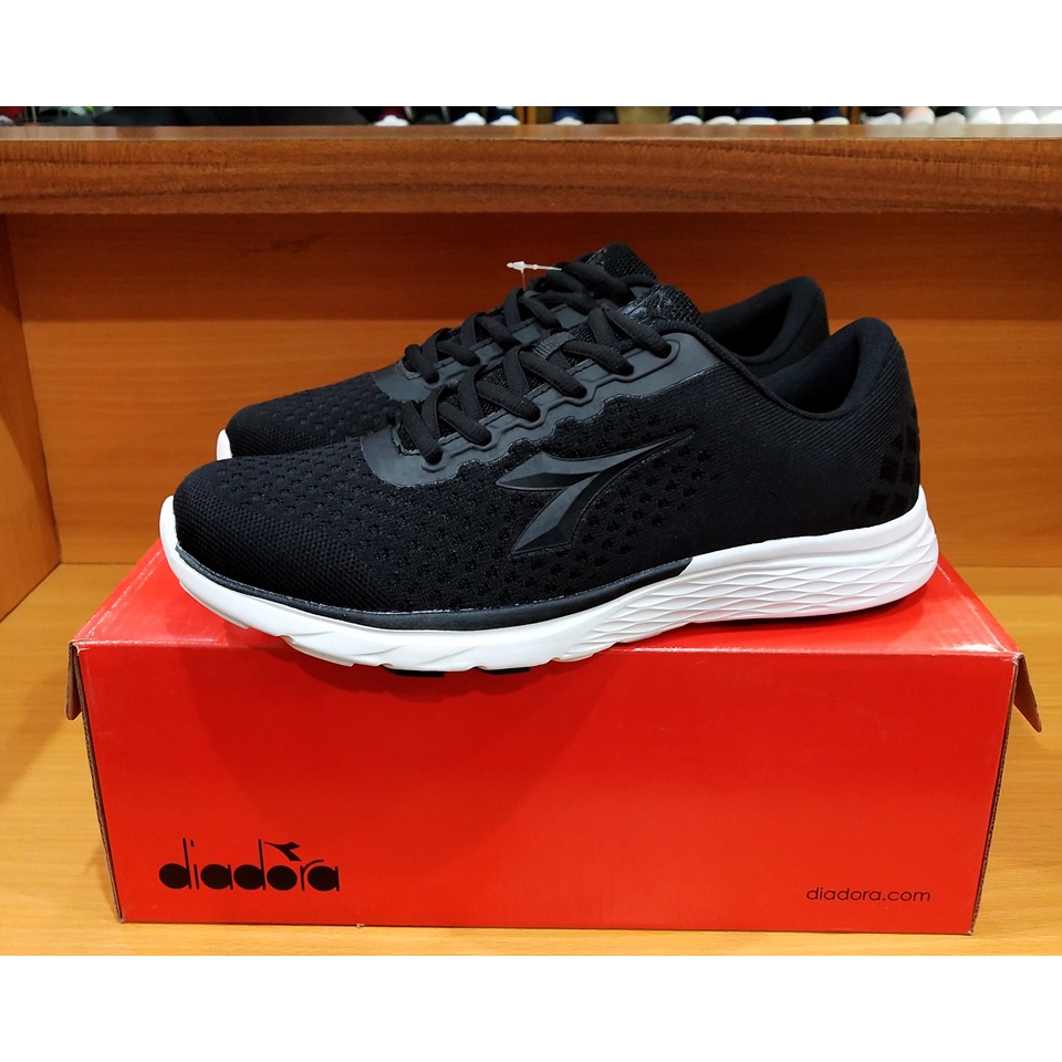 Sepatu Olahraga Pria Diadora Tobia Terlaris