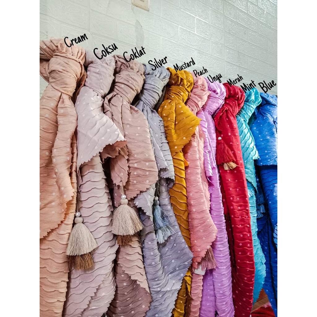 HIJAB SEGI EMPAT PLISKET POLKADOT MODEL TERBARU / JILBAB SEGIEMPAT PLISKET MOTIF POM POM