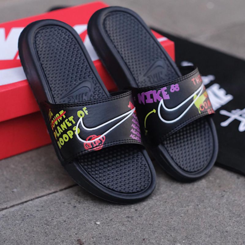 Sandal Nike Benassi Swoosh &quot;Planet Of Hoops&quot;