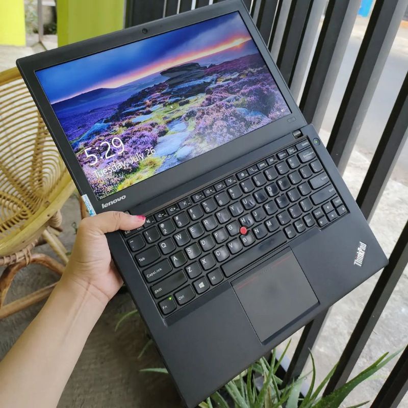 laptop lenovo thinkpad  x240 core i5 ram 8 pakai ssd ngebutt   laptop second like new   laptop kanto