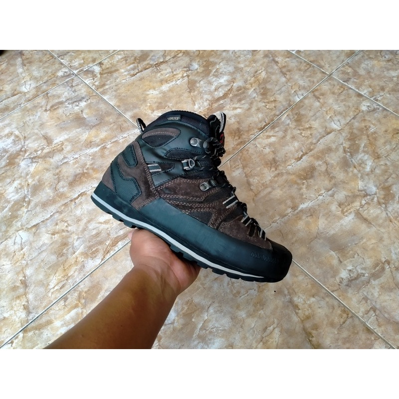 Sepatu outdoor mammut