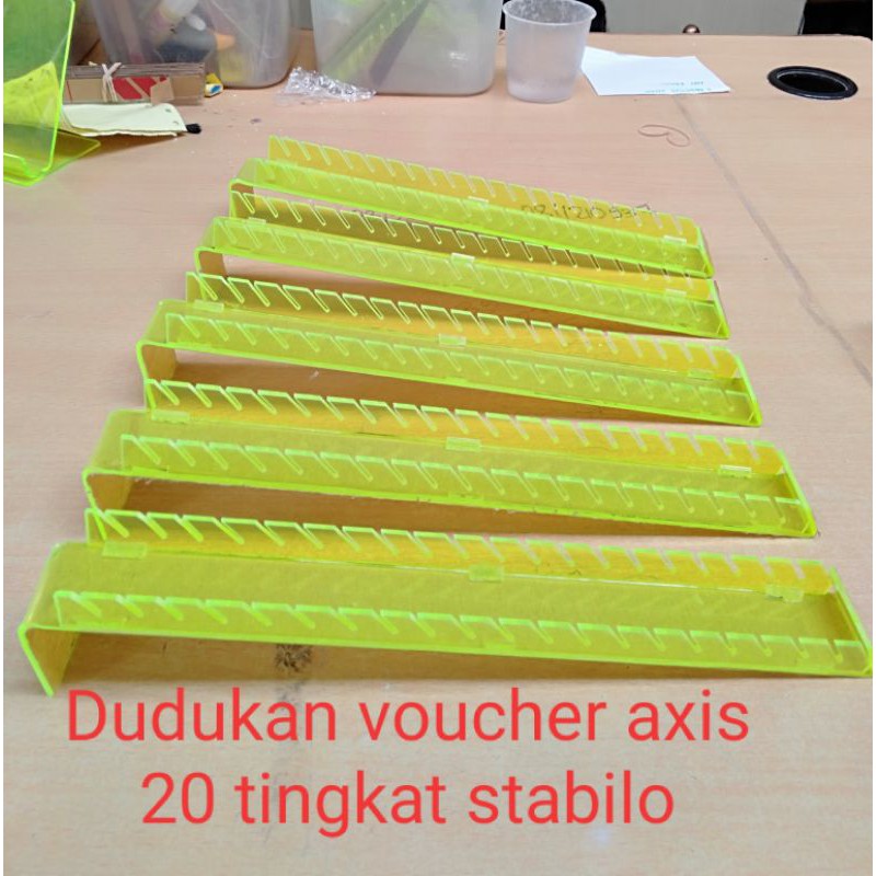 Dudukan voucher data Axis 20 tingkat stabilo