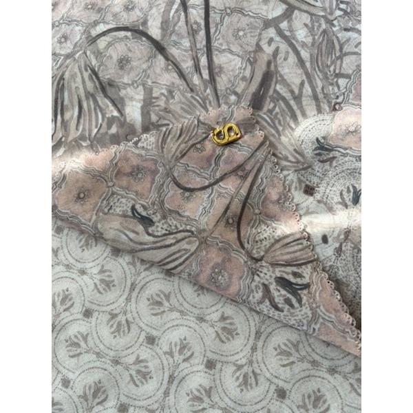 buttonscarves preloved maharani safed