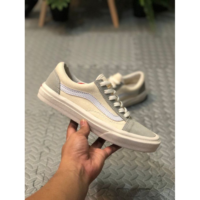 sepatu casual klasik vans oldskool cream size 37-40