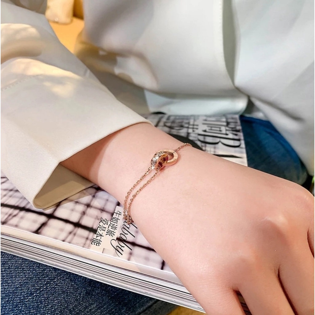 Gelang Rantai Titanium Bvlgr Huruf Romawi Two Rings Kristal Tersedia Warna Rose Gold, Gold dan Silver