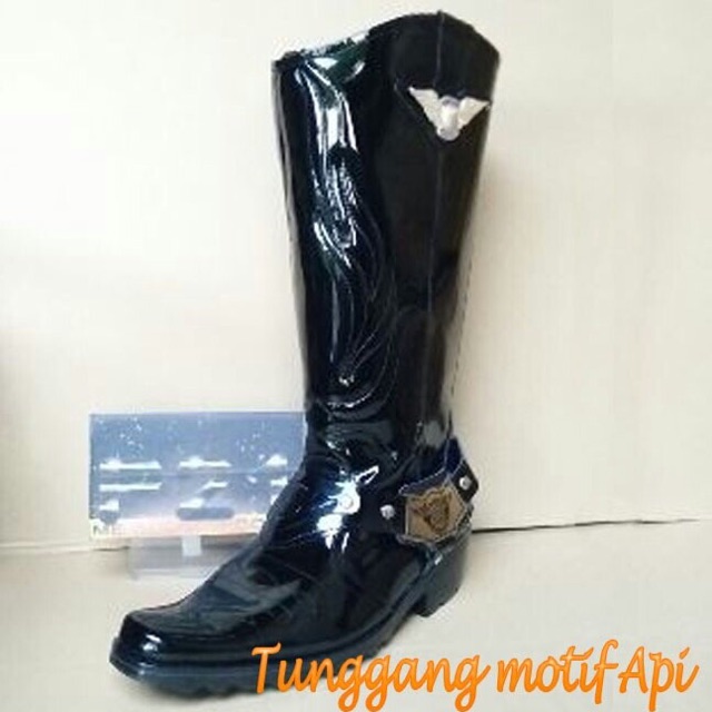 Sepatu p21 tunggang motif api