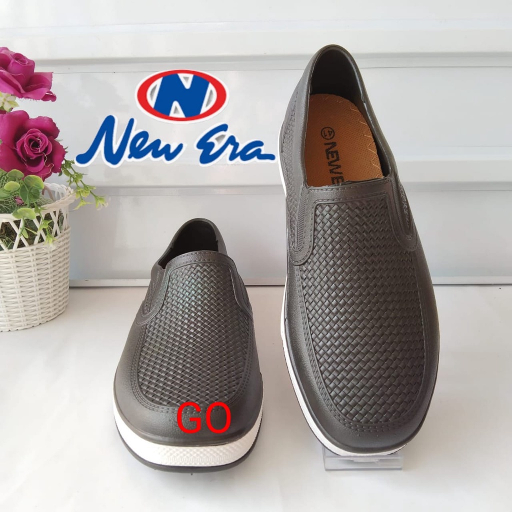 sogo NEW ERA MB 9109/MB 9108  Sepatu Pantofel Pria Full Karet Pria Dewasa Hitam Putih Anti Air SlipOn Original