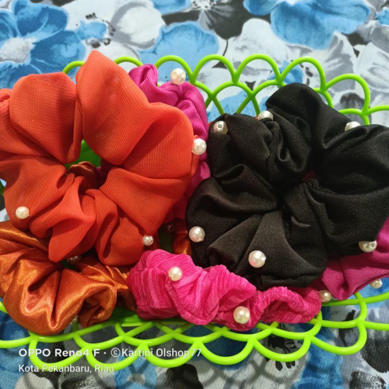 Scrunchie by KartiniOlshop77//Scrunchie mutiara ( ikat rambut )