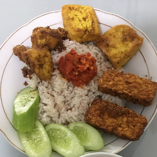 

Paket nasi uduk dan sayur asam vegetarian vegan vege
