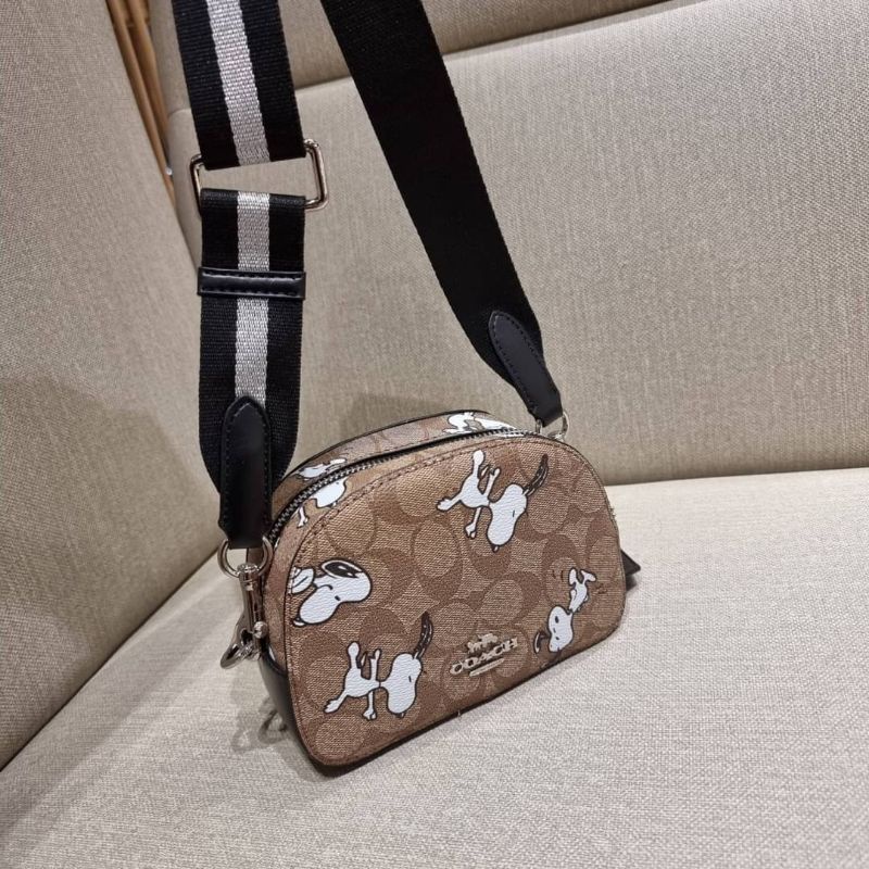 TAS WANITA SELEMPANG PEANUTS MINI SERENA CROSSBODY IN SIGNATURE WITH SNOOPY 4590