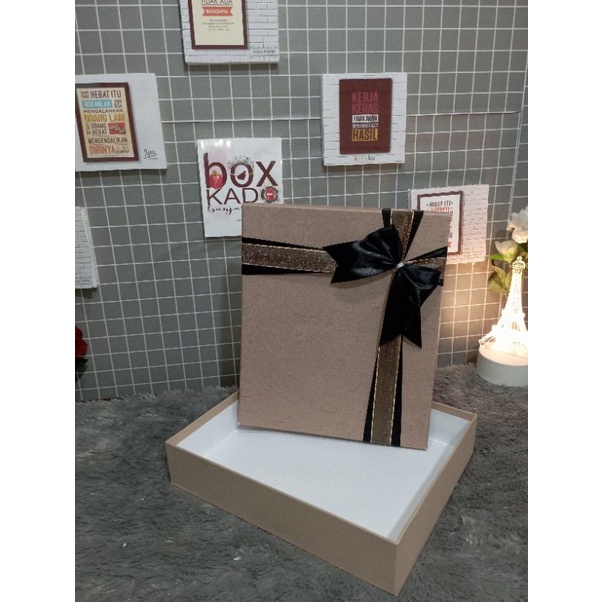 

Box Coklat Efik 30cm x 25 Cm Tinggi 10 pita hitam