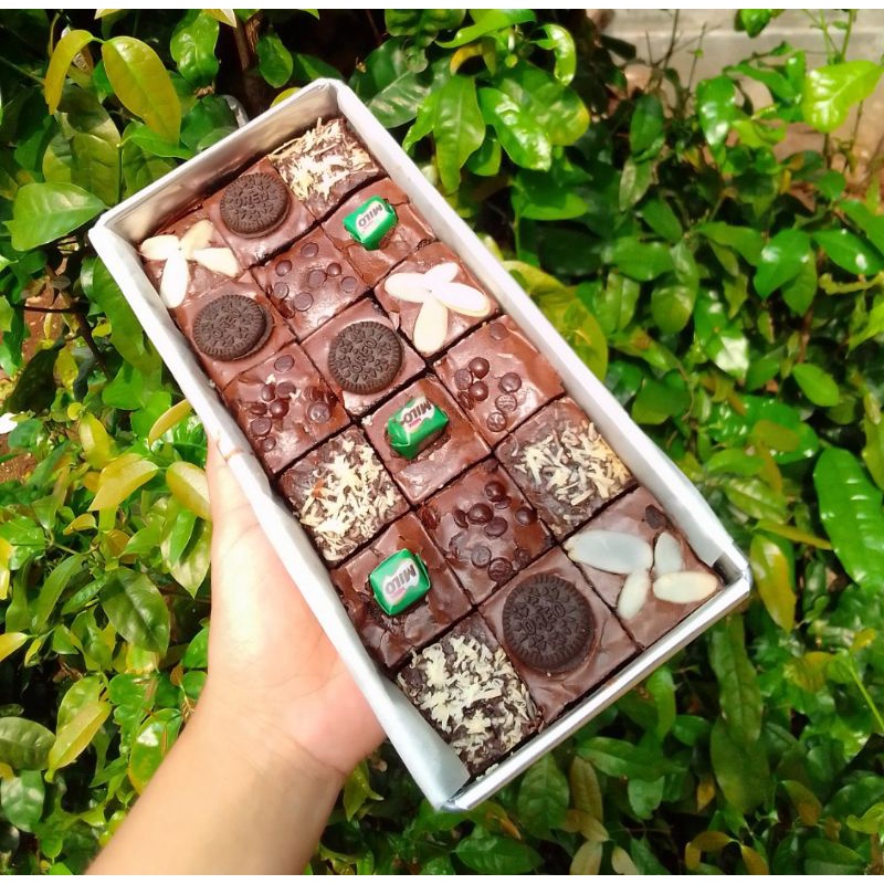 

fudgy brownies sedang 22x10 isi18 sekat