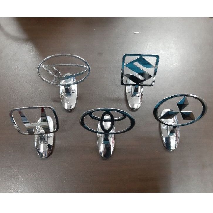 Logo berdiri kap mesin mobil