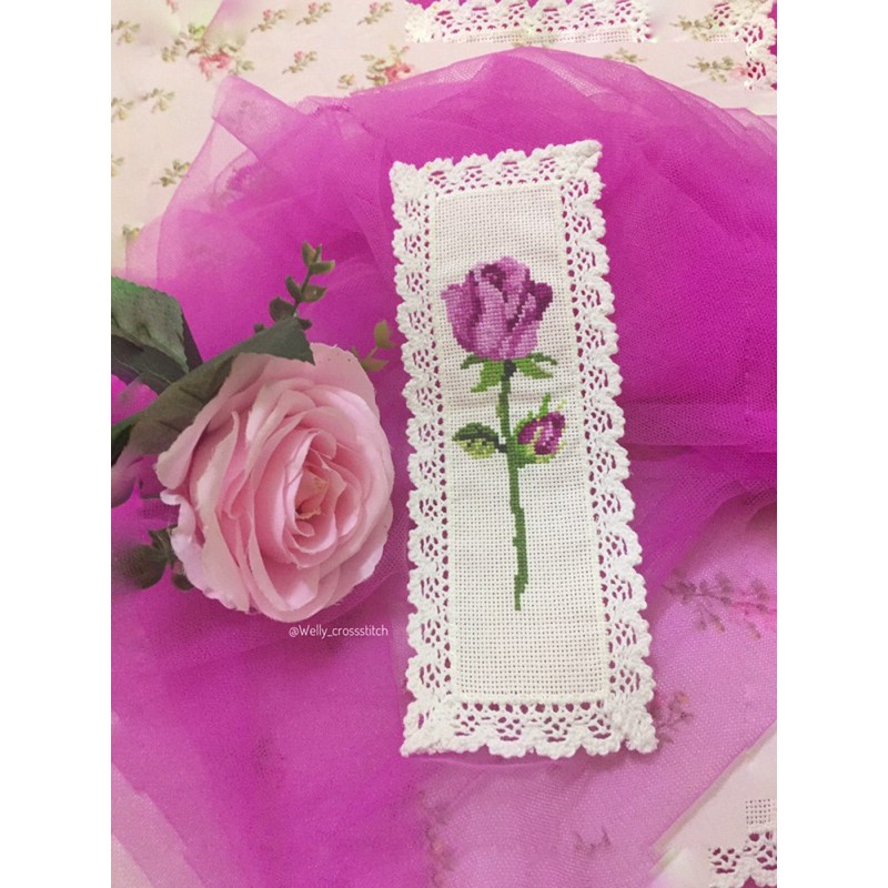 Sulaman Kristik Jadi rose pembatas buku