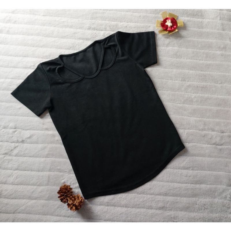Preloved Kaos Polos Wanita hitam v neck lubang