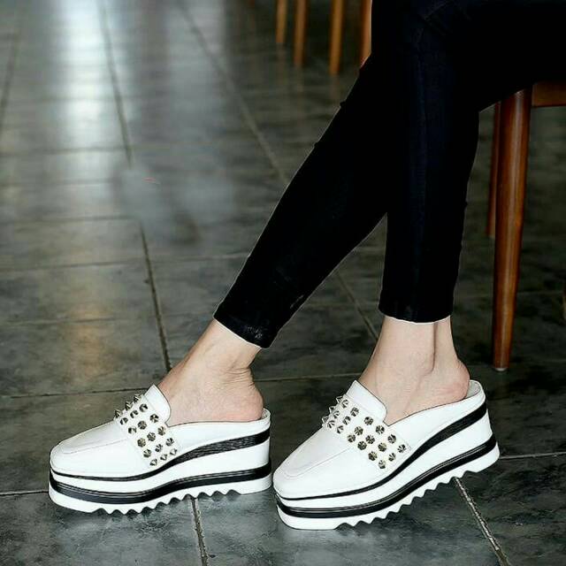 WEDGES SELOP BUSTONG WANITA SLOP TUTONG CEWEK LUCU MURAH REPLIKA VALENTINK ROCK STUDD MODEL IMPORT