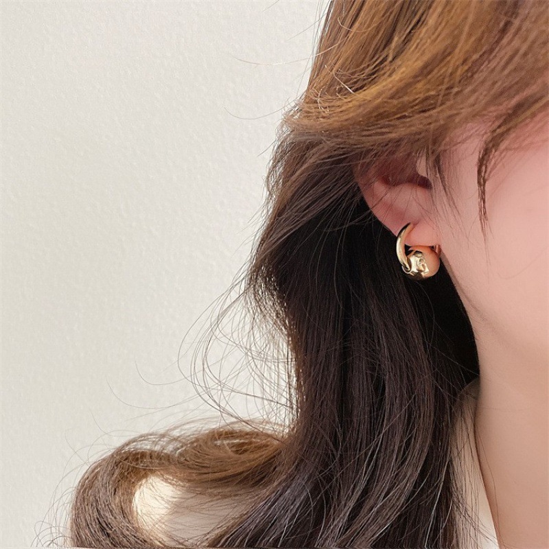 Anting Tusuk Bentuk Lingkaran Bahan Metal Gaya Korea Untuk Wanita