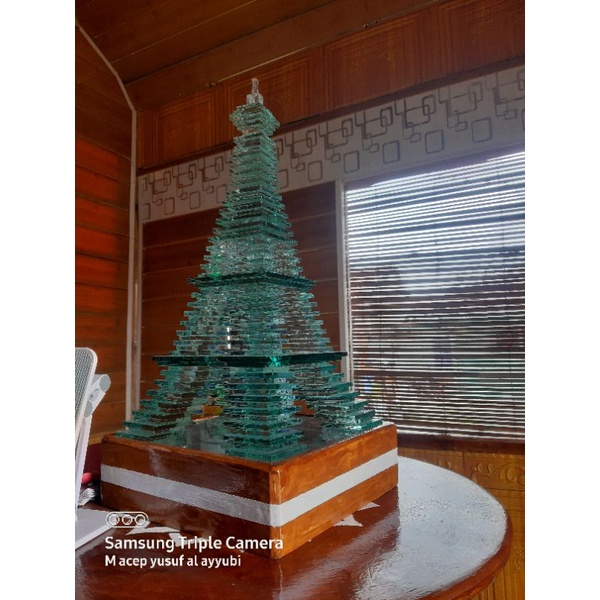 miniatur menara aifel dari kaca lampu hias