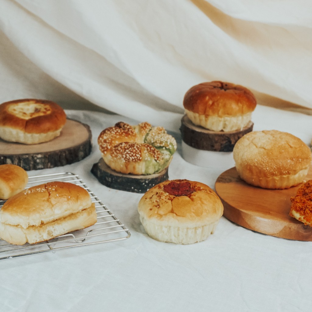 Sweet buns. Sweet bun. Koffee buns. Coffee buns Ector. Pattern with buns.