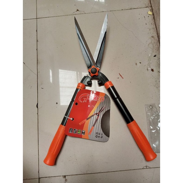 gunting potong rumput besar