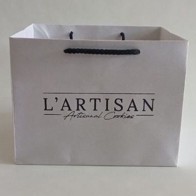 

PAPER BAG CUSTOM kertas kraft putih sablon 1 warna ukuran 20x20x15 murah bertali kuat bagus OK