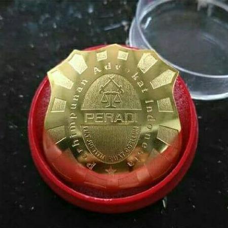 Pin bross aksesoris Lencana PERADI advokat magnet kuningan emas bagus