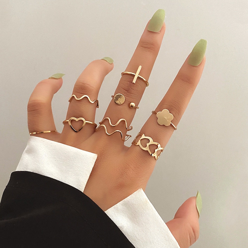 8pcs / Set Cincin Bentuk Bunga Bulat Warna Emas Gaya Vintage Untuk Wanita