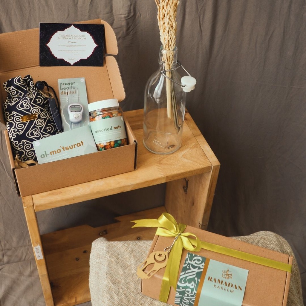 

Hampers Ramadan (Sajadah + set ibadah +snack)