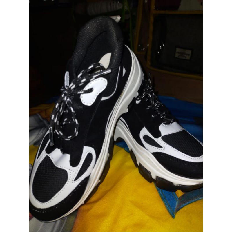 sepatu snickers wanita terbaru 2021