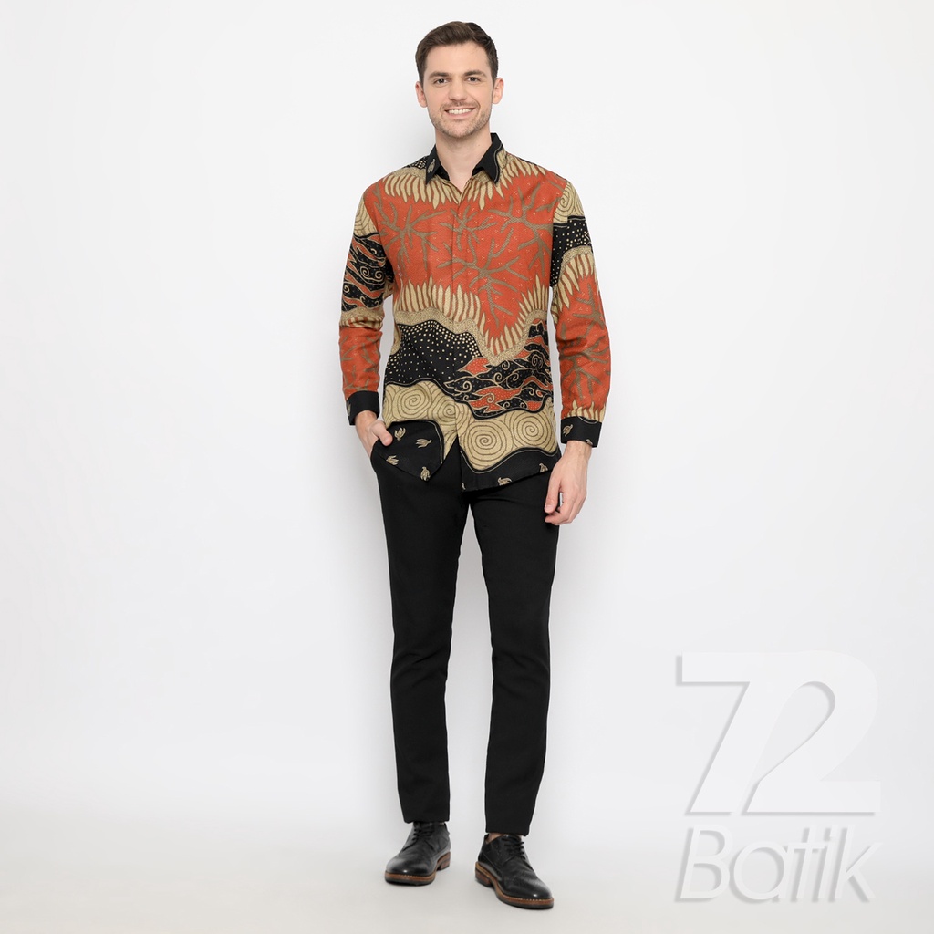 KEMEJA BATIK PRIA LENGAN PANJANG Kemeja Dobby Slimfit Motif Jagad Lapis Warna Hitam Orange 722554 Cap 72 Baju Kemeja Atasan Pakaian Setelan Batik Pria Cowok Laki Laki Remaja Keluarga Kantor Lengan Panjang Modern Slimfit Slim Fit Premium Kekinian