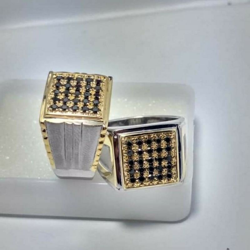 Cincin berlian hitam