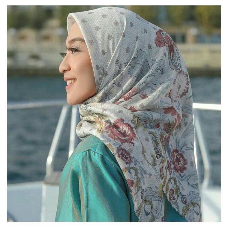 Royale series buttonscarves white