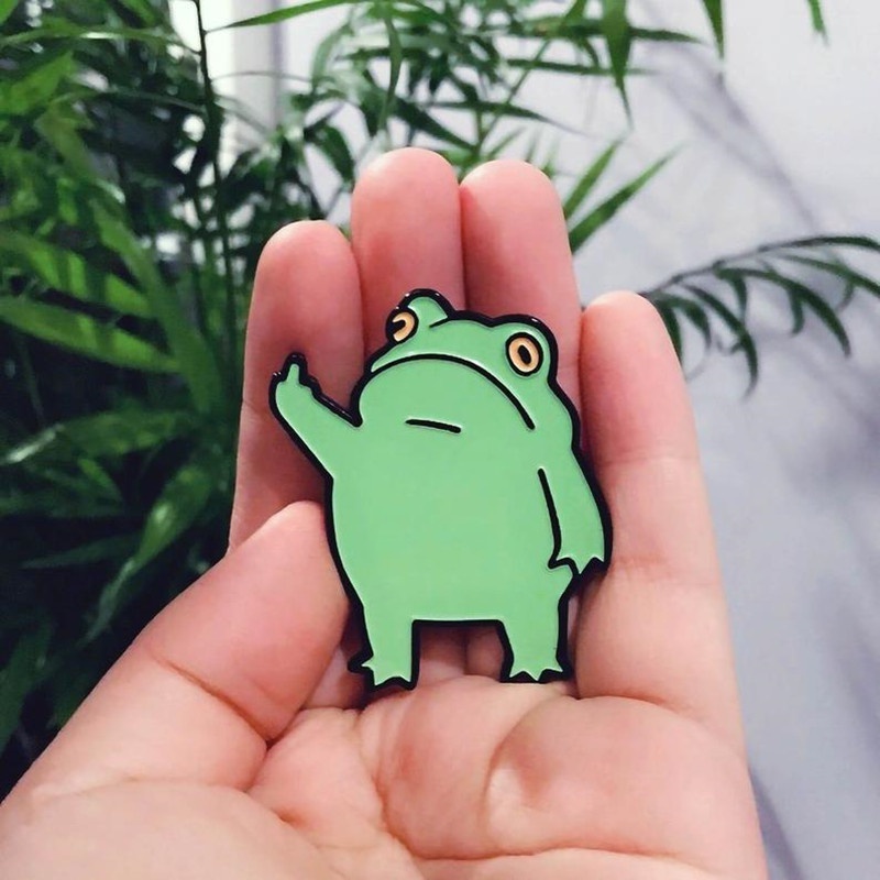 Bros Pin Enamel Desain Kartun Jari Tengah Katak Untuk Hadiah Teman