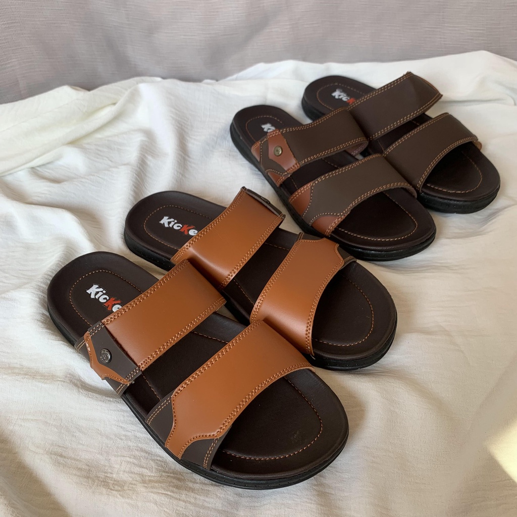 (TANPA KARDUS)FREDY 2 sendal cowok pria kulit sintetis kece nyaman terlaris terbaru NEW ARRIVAL Sandal Selop Pria Terbaru Original Slip on Cowok Slide Sandal Kulit Pria Terlaris Sesuai Foto Sandal Selop di Jamin Berkualitas. Sandal Pria Fashion Sendal Pr