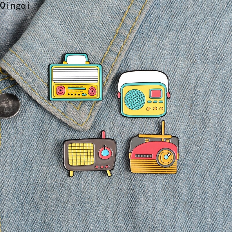 Bros Pin Enamel Bentuk Radio Kartun 80 's Old-school Music Player Bahan Metal Gaya Retro Untuk Hadiah