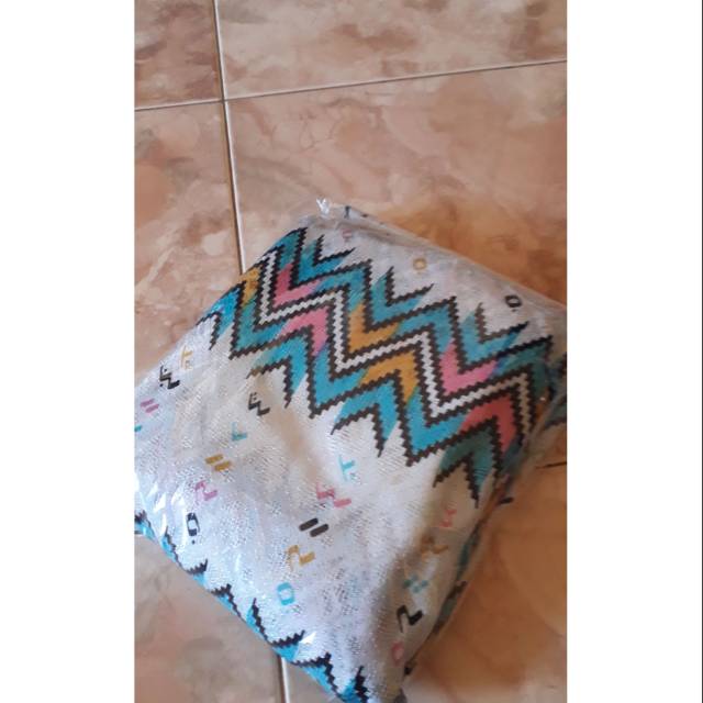 Kain sutera Sengkang motif Lontara