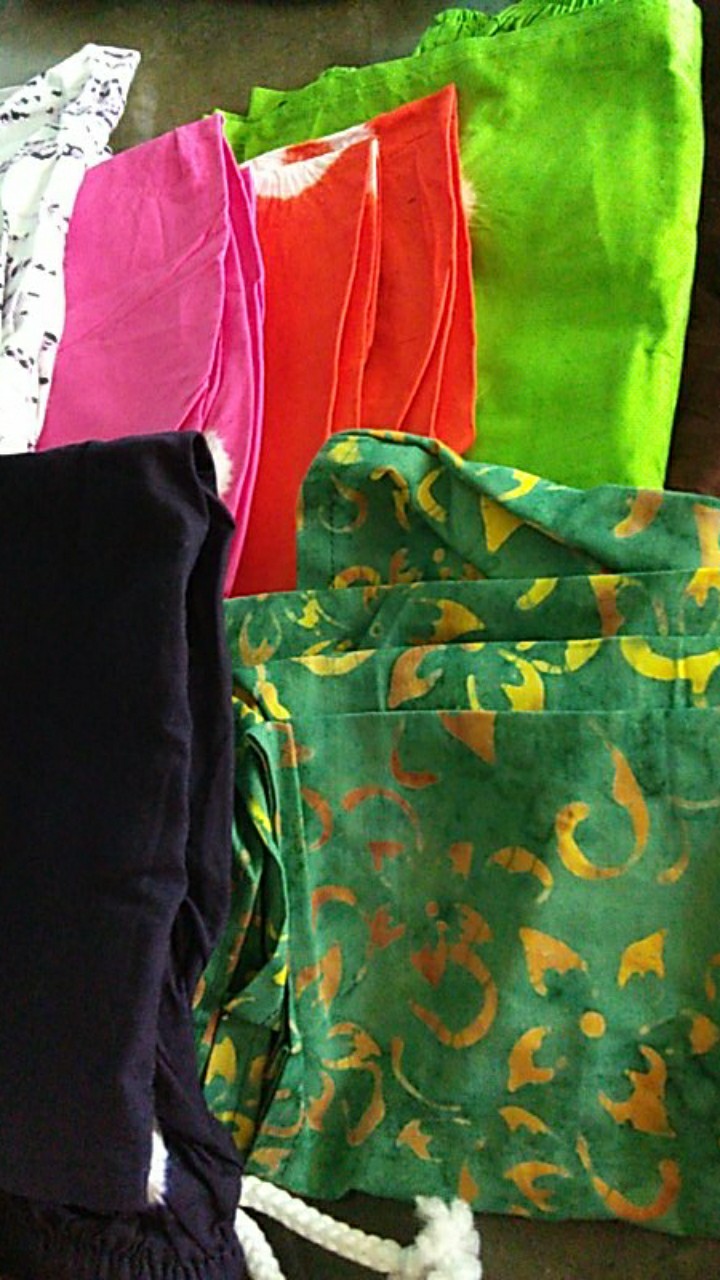 Celana Pendek Batik Cap Pelangi