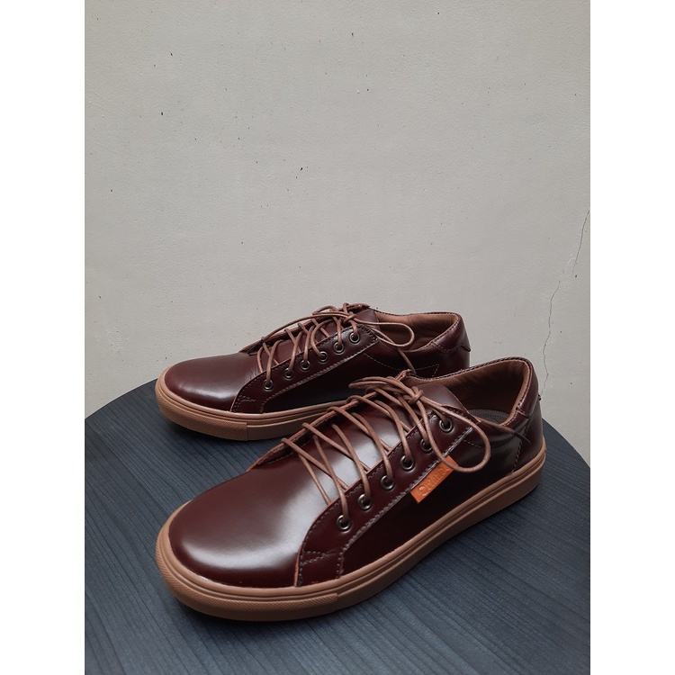 Sepatu Sneakers Pria Kulit Asli Original - warna Coklat Tua