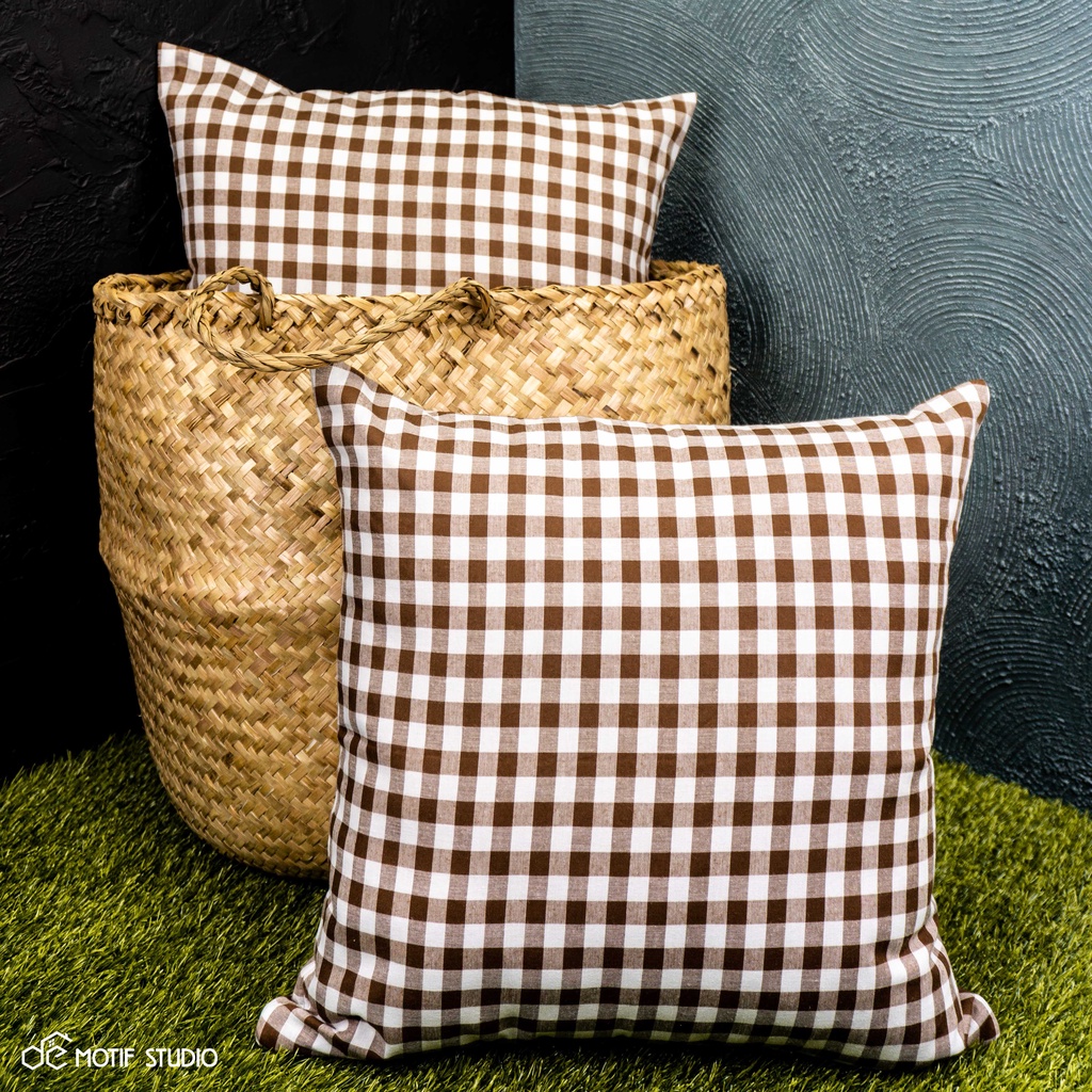 SARUNG BANTAL SOFA KURSI TAMU MOTIF KOTAK KOTAK COKELAT COKLAT BROWN WHITE PUTIH KATUN LOKAL 45x45 4