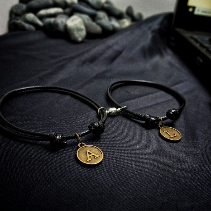 Gelang Couple Magnet Inisial Nama Huruf Kapel Pasangan Warna Hitam Tali Kulit Korea 2mm Waterproof Tahan Anti Air Premium Quality Murah