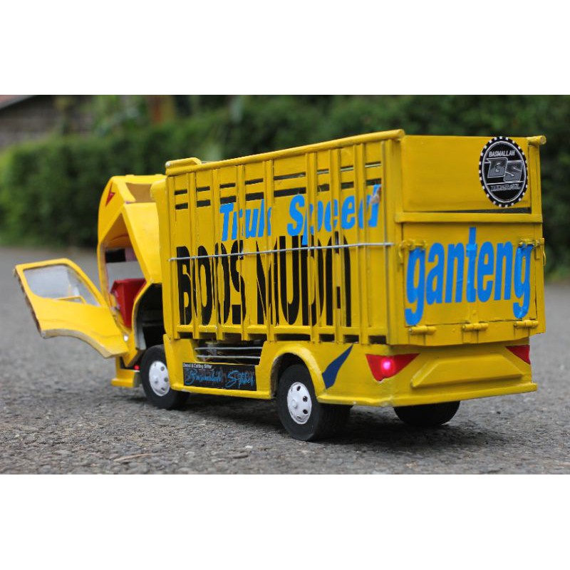 Miniatur Truk Ful Spek Interior Suspensi Oleng Pintu Buka Kabin Jungkit