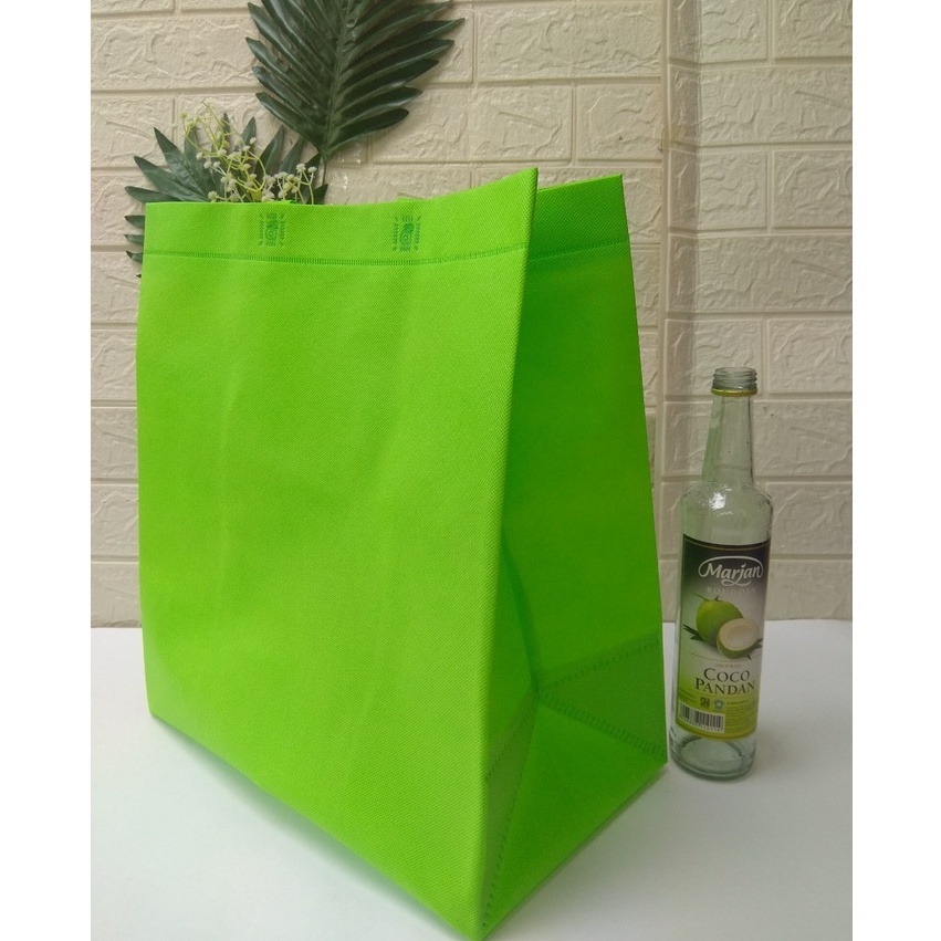 

Tas Spunbond JUMBO 35x20x40 Super Tebal 100 gsm Goodie Bag Bingkisan Sembako Parcel Shopping Bag