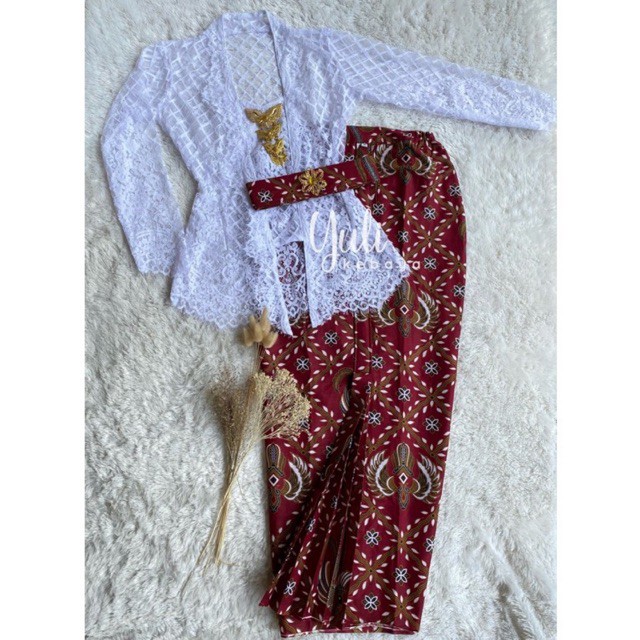 Set Kebaya Bali Modern Semi Italy dengan rok wiru/wiron